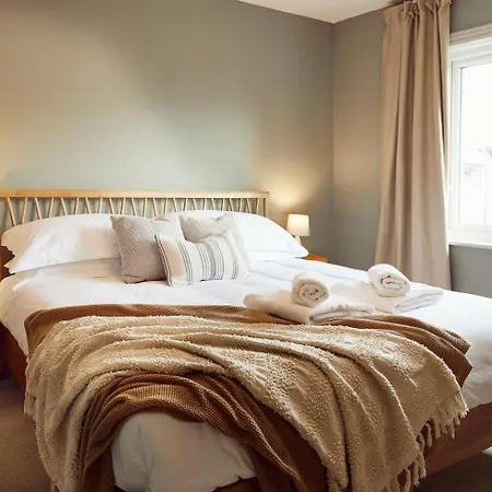 Falcon's End, Luxury House ويتبي