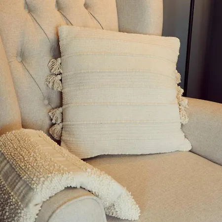 펜션 Falcon's End, Luxury House 휫비