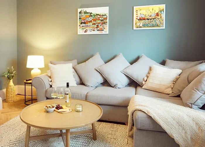 Falcon's End, Luxury House * ويتبي