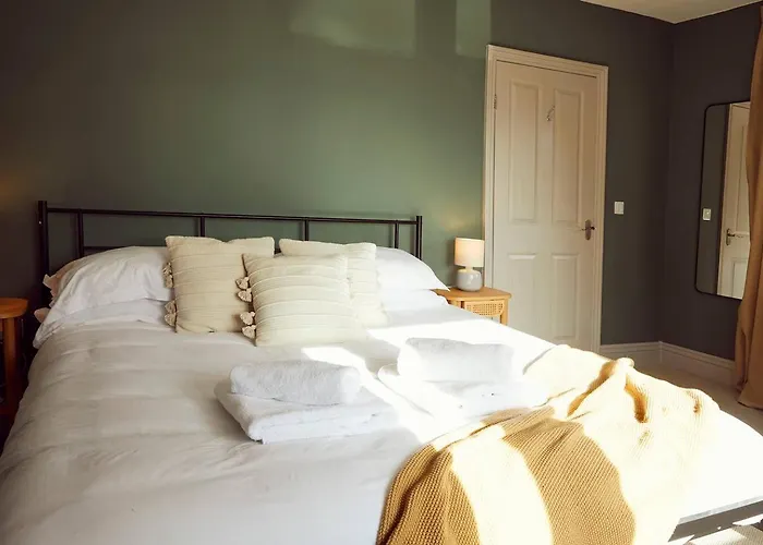 Falcon's End, Luxury House بيت للعطل