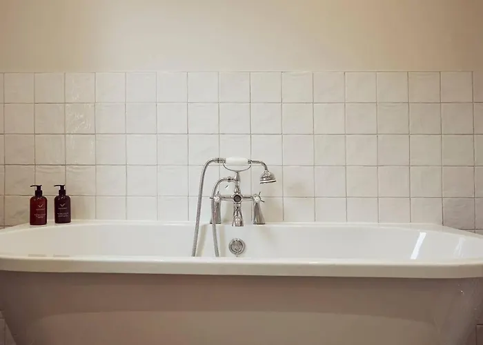 بيت للعطل Falcon's End, Luxury House *