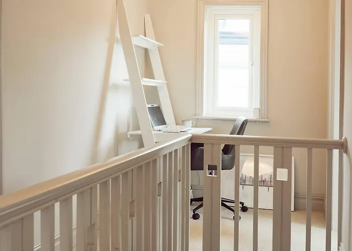 Falcon's End, Luxury House بيت للعطل