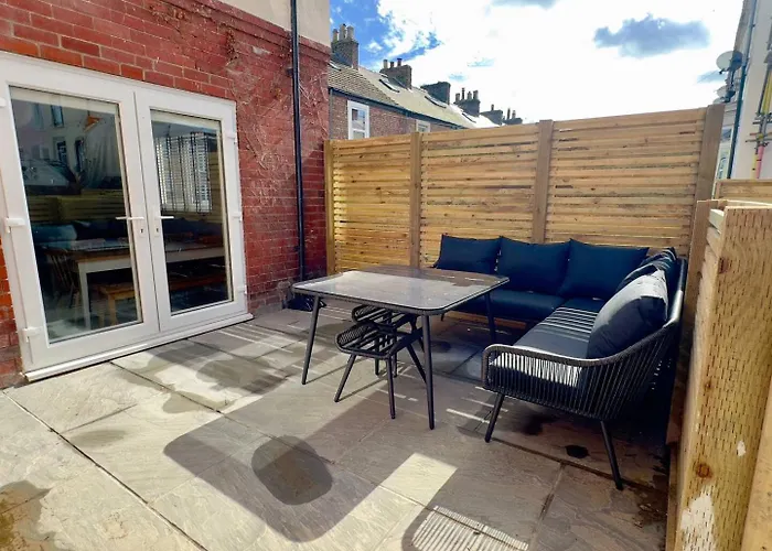 Falcon's End, Luxury House * ويتبي