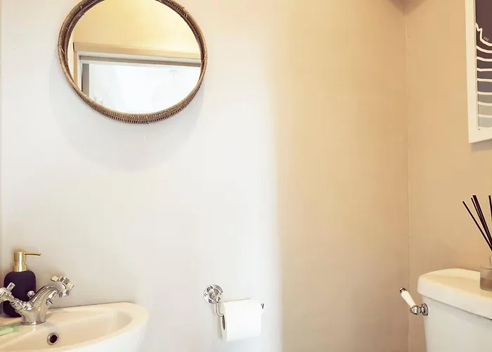 Falcon's End, Luxury House *