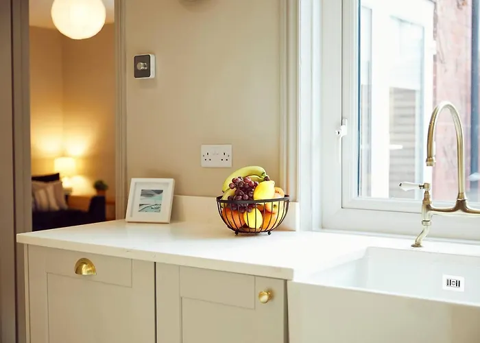 Falcon's End, Luxury House ويتبي