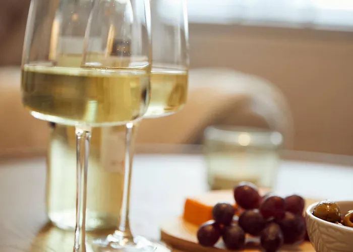 Falcon's End, Luxury House ويتبي