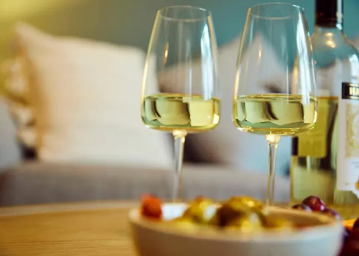 Falcon's End, Luxury House * ويتبي