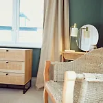 Falcon's End, Luxury House * 휫비