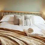 Falcon's End, Luxury House 펜션 휫비