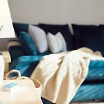 펜션 Falcon's End, Luxury House 휫비