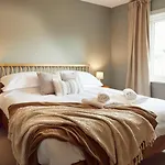 Falcon's End, Luxury House 휫비