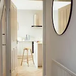 Falcon's End, Luxury House 펜션 휫비